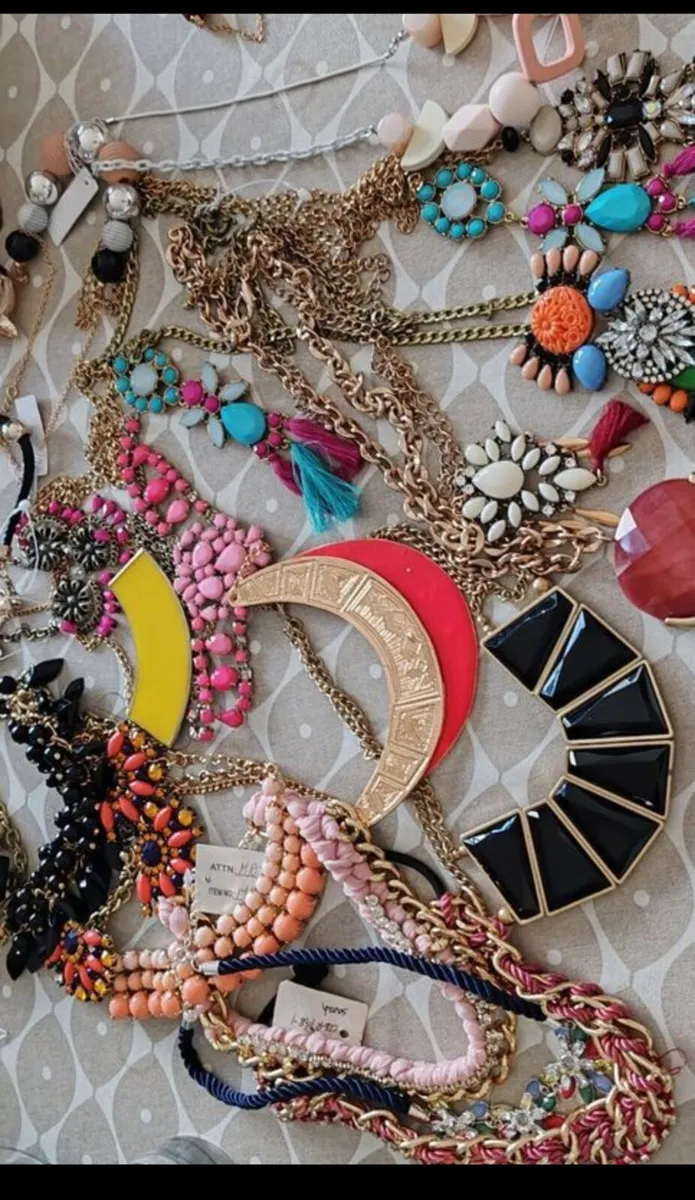 20 assorted pendants and necklaces - Image 1