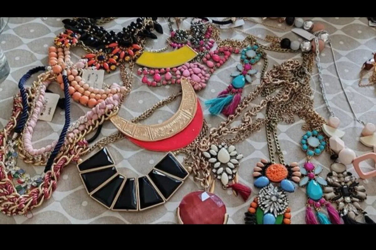 20 assorted pendants and necklaces - Image 2