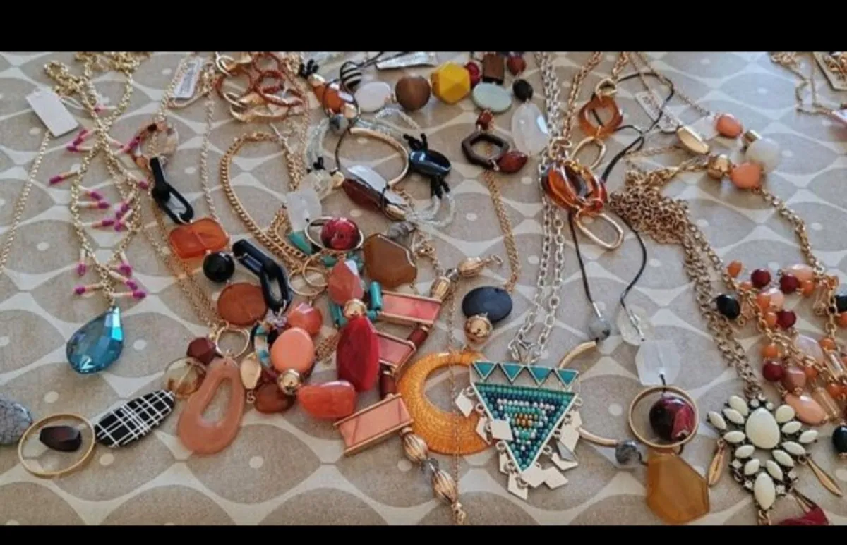 20 assorted pendants and necklaces - Image 1