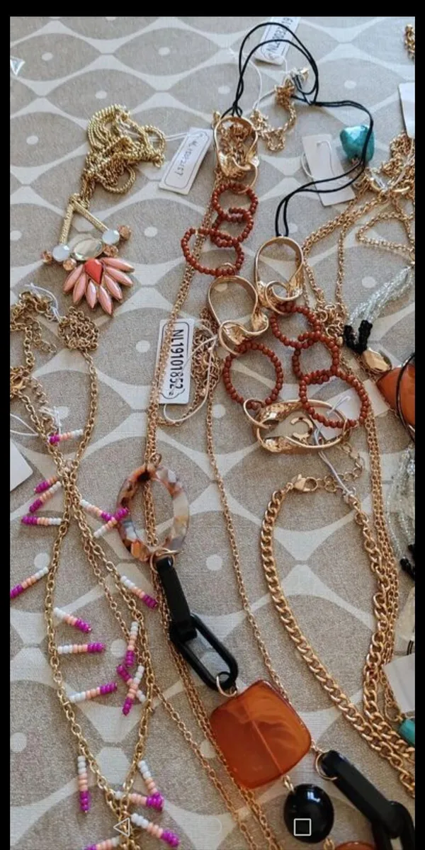 20 assorted pendants and necklaces - Image 2
