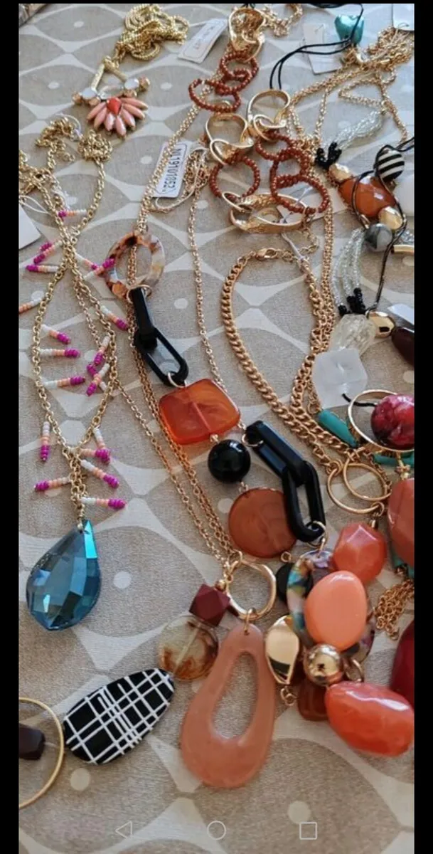 20 assorted pendants and necklaces - Image 3