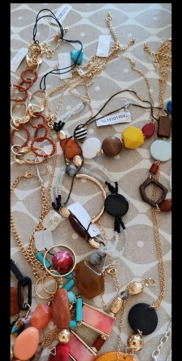 20 assorted pendants and necklaces - Image 4