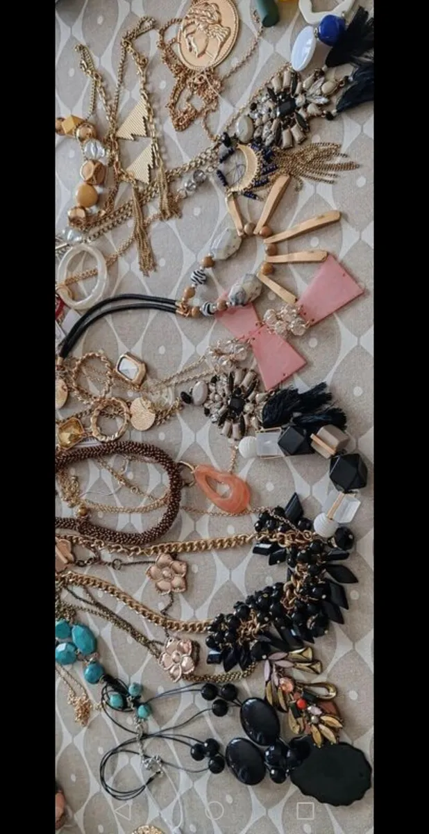 20 assorted pendants and necklaces - Image 1