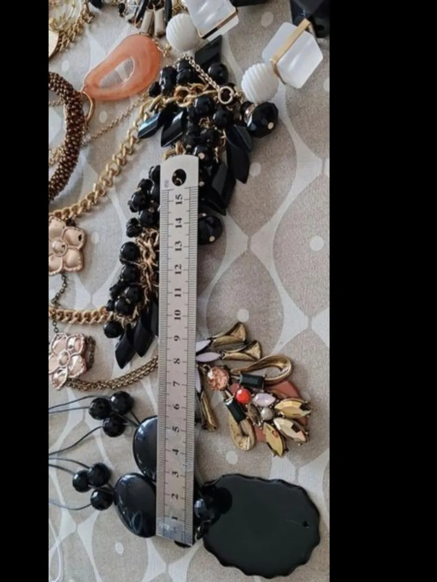20 assorted pendants and necklaces - Image 3