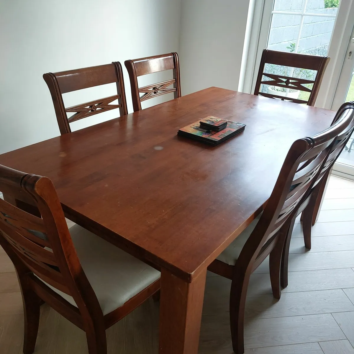 Table and chairs - Image 1
