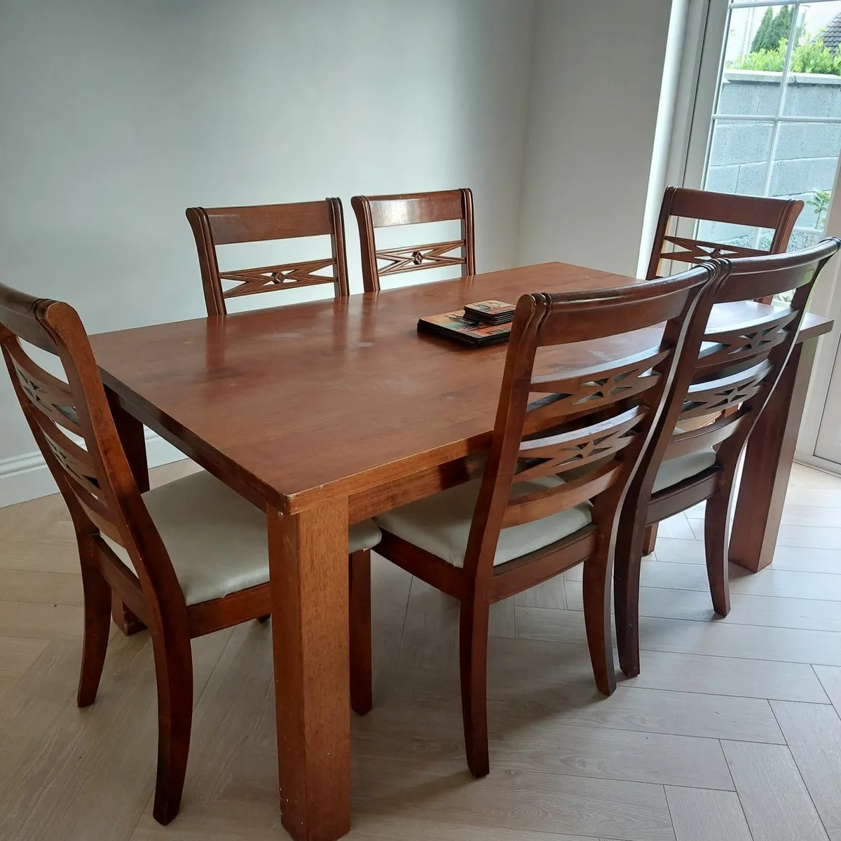 Table and chairs - Image 2