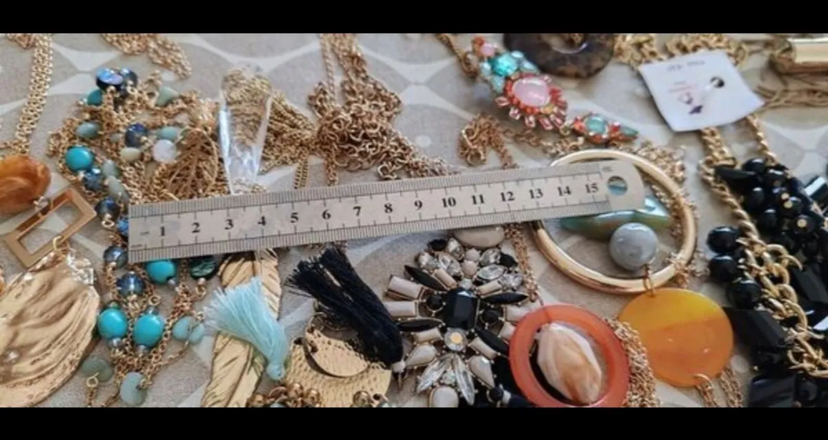 20 new assorted pendants and necklaces - Image 3
