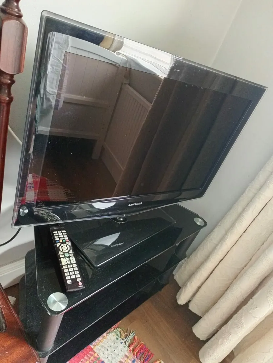 SAMSUNG TV 32" comes with TV table - Image 2