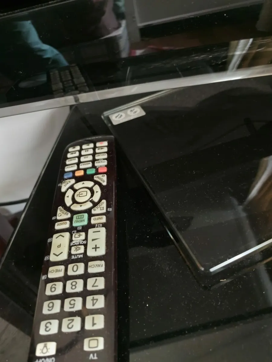 SAMSUNG TV 32" comes with TV table - Image 3
