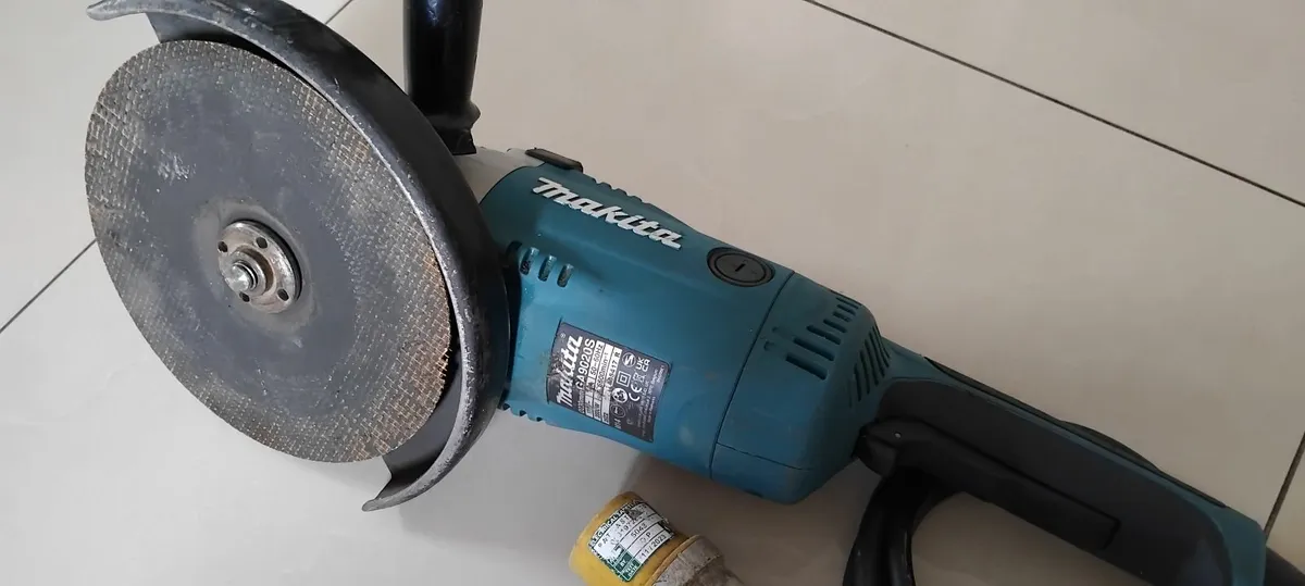 Makita GA9020S 230mm 9" Angle Grinder 110v - Image 2