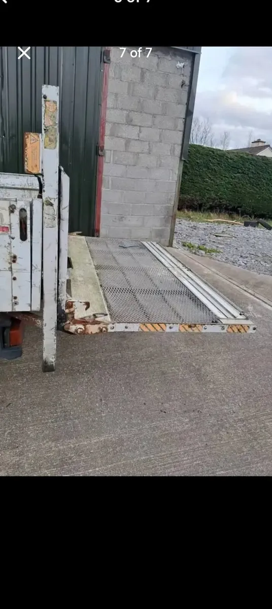 Transit dropside with taillift
