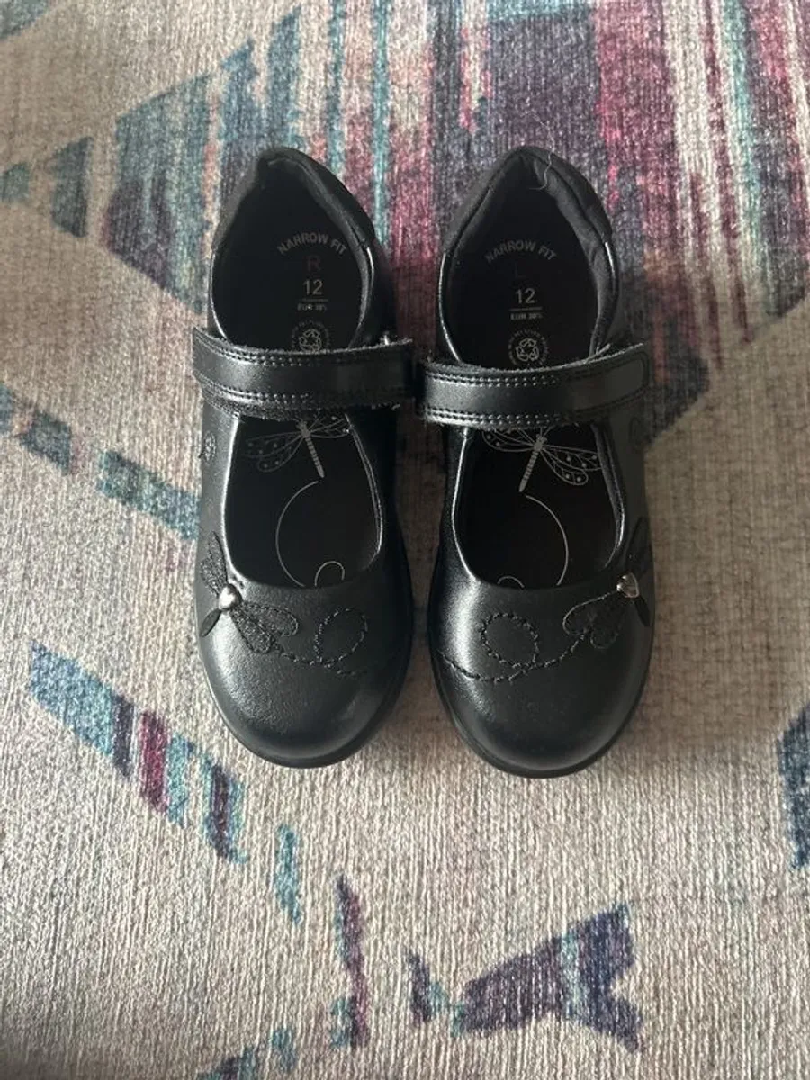 Girls school shoes - Image 1