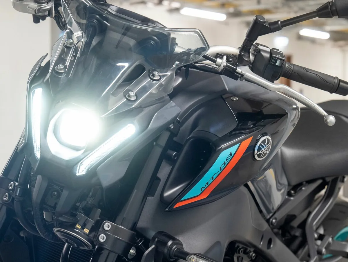 Yamaha MT-09 2024 Grey Cyan Storm - Image 2