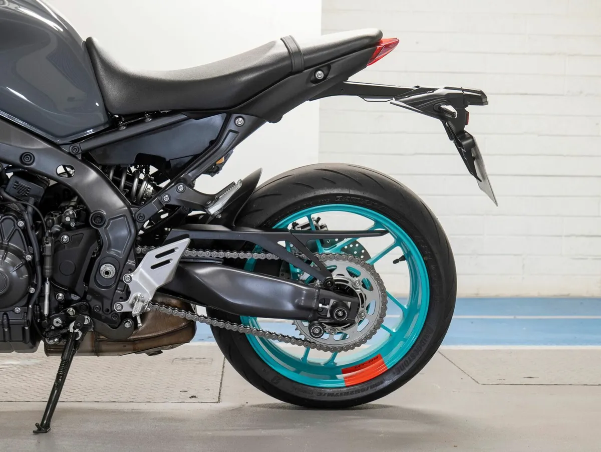 Yamaha MT-09 2024 Grey Cyan Storm - Image 4