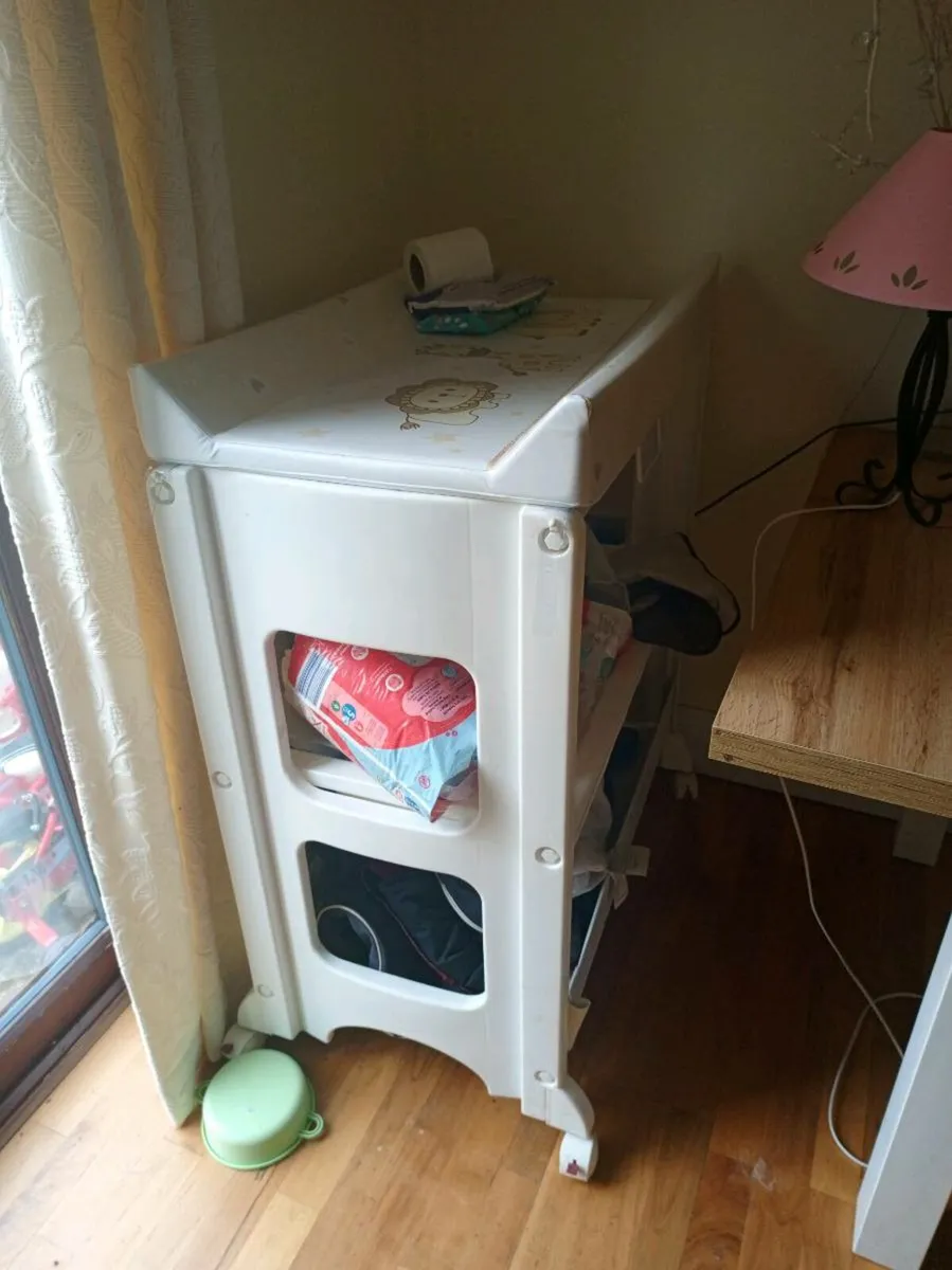 Changing Unit with bath tub