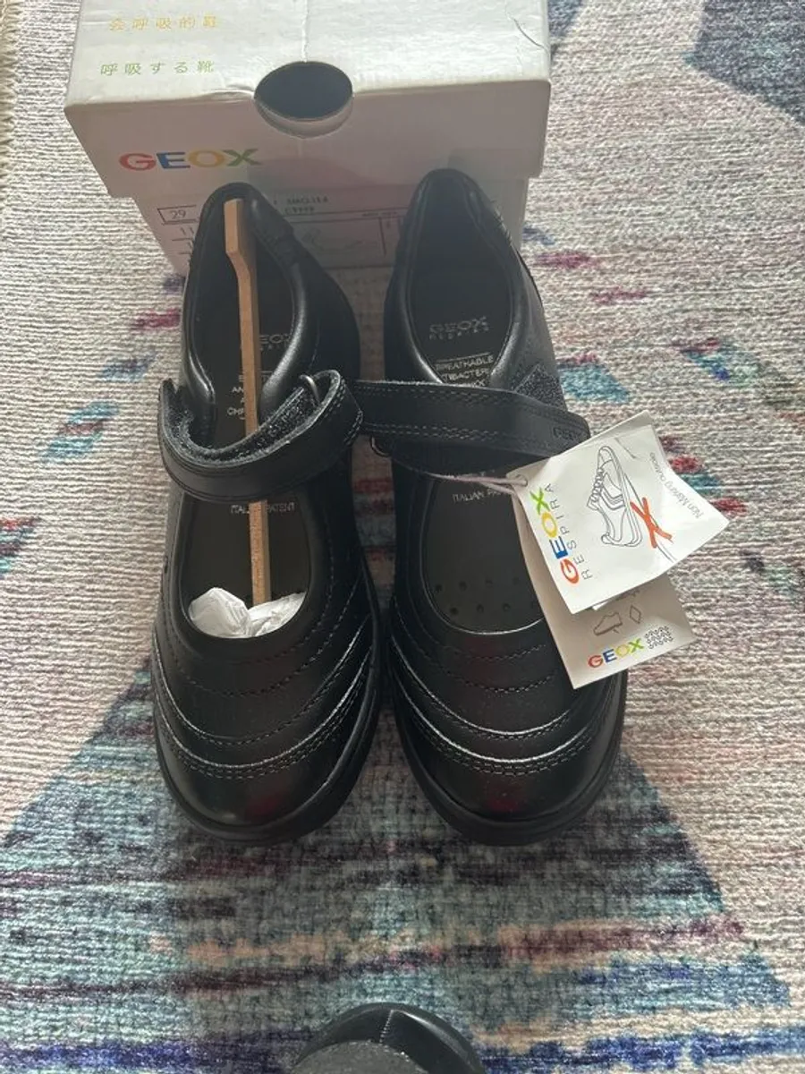 Girls black school shoes - Image 3