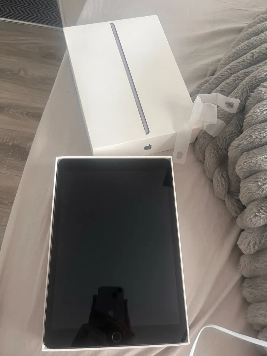 iPad - Image 2
