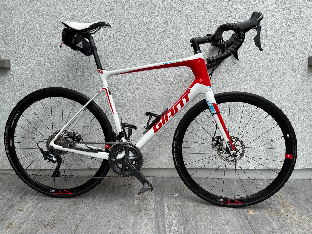 Giant Defy Advanced Road Bike - Image 1