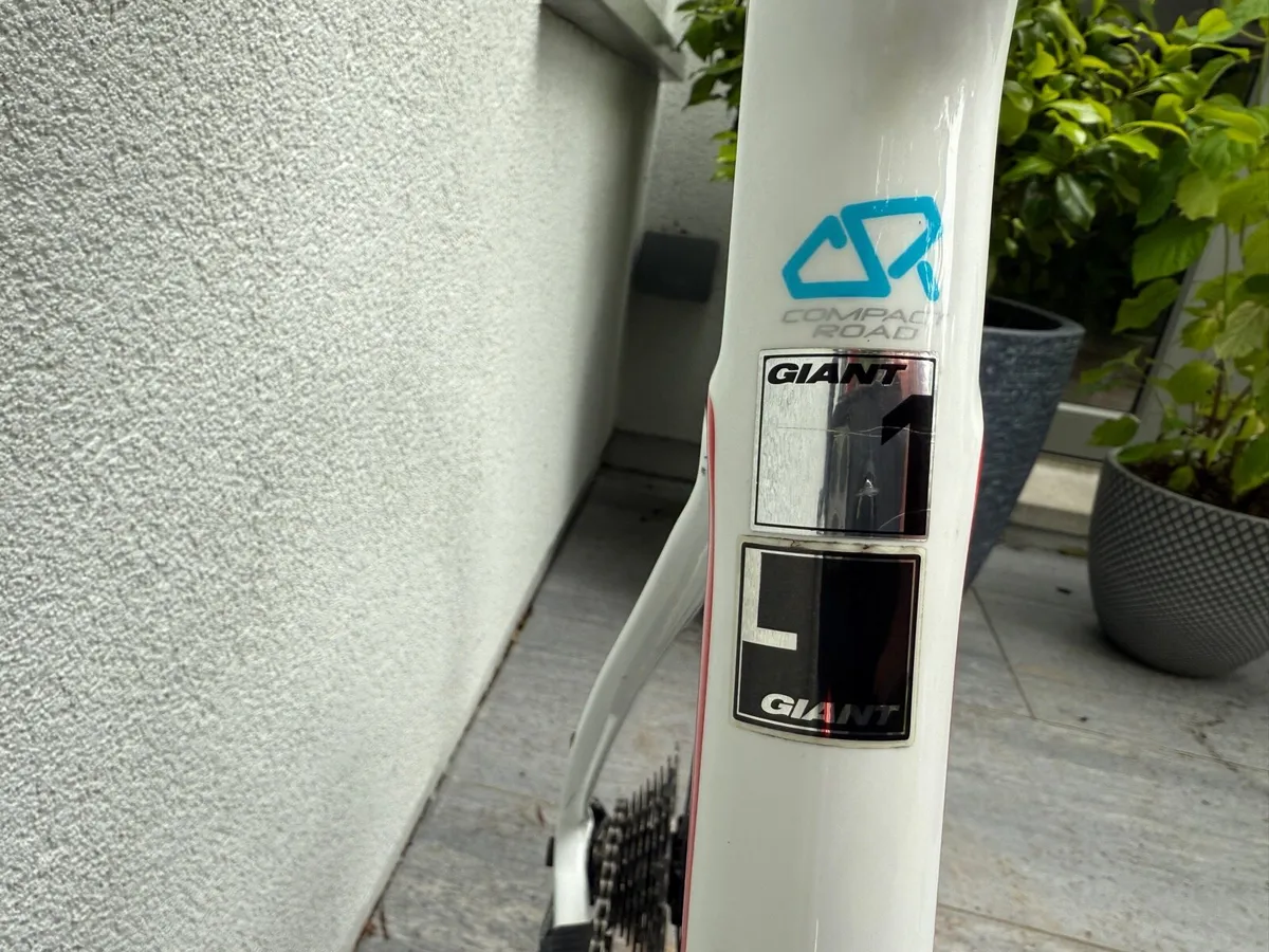 Giant Defy Advanced Road Bike - Image 3