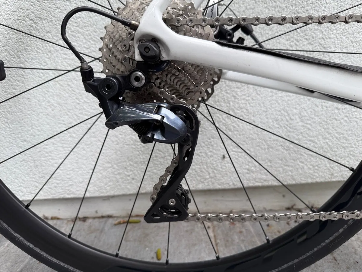 Giant Defy Advanced Road Bike - Image 4