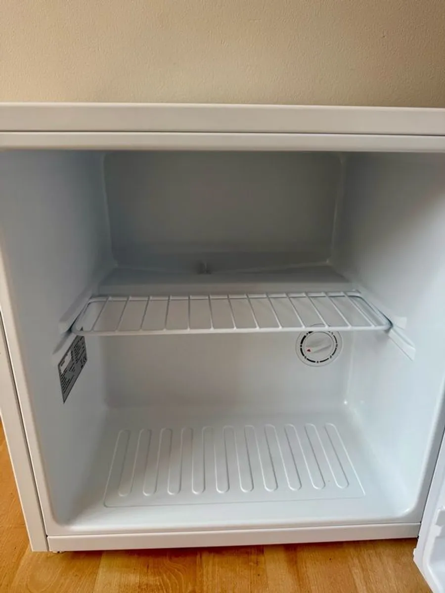 Powerpoint Small Fridge - Image 2