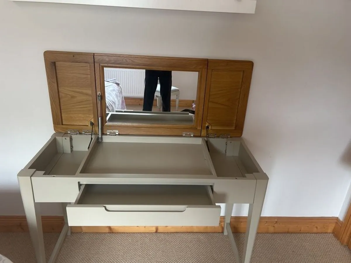 Vanity Table - Image 2