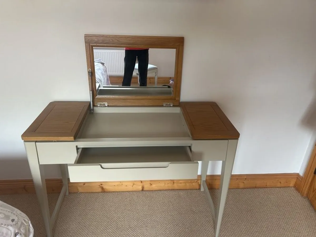 Vanity Table - Image 3