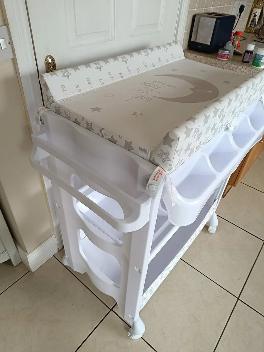 Baby changing table with bath - Image 2
