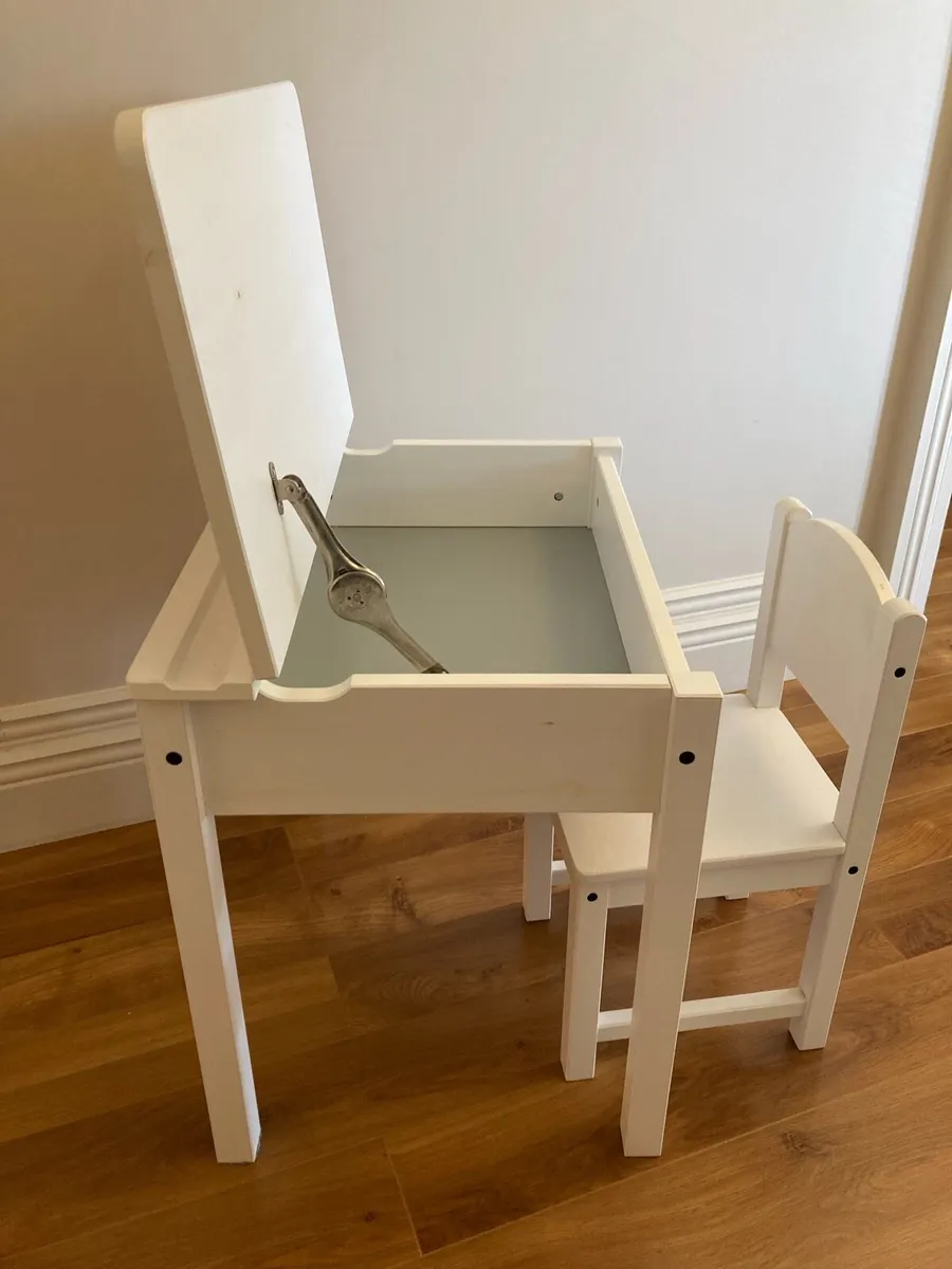 Childrens desk and Bookshelf - Image 4
