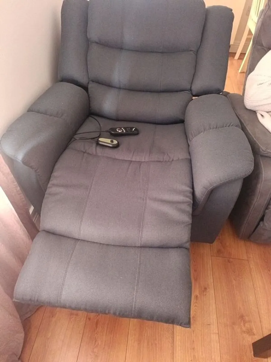 Recliner armchair with massage - Image 1
