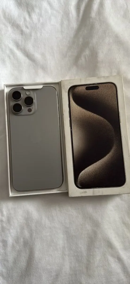 iPhone 15 pro max Natural titanium, Battery health is 88%