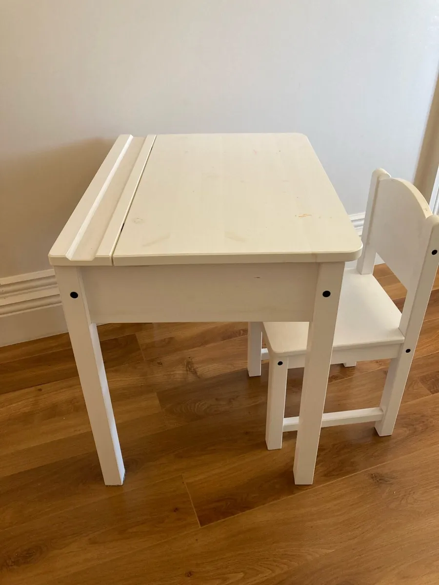 Childrens desk and Bookshelf - Image 1