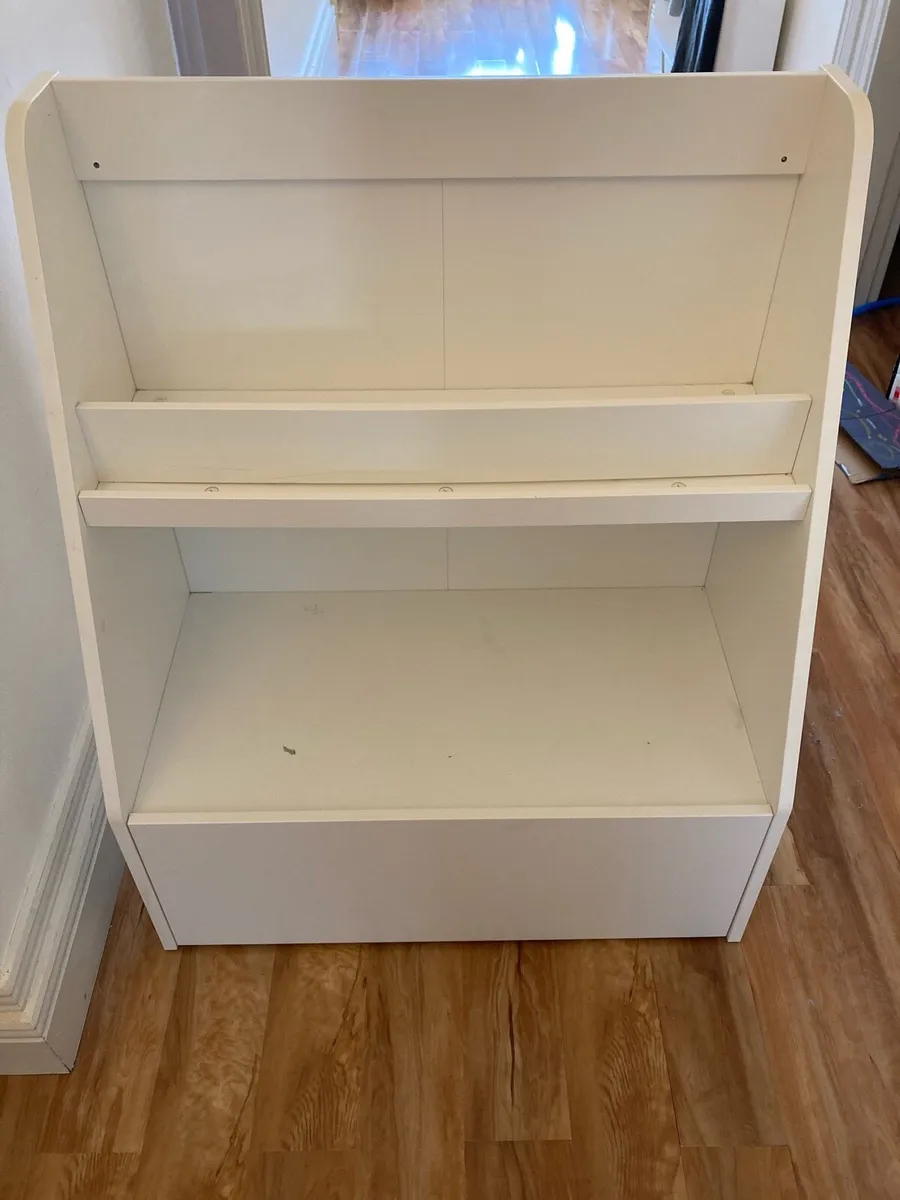 Childrens desk and Bookshelf - Image 2