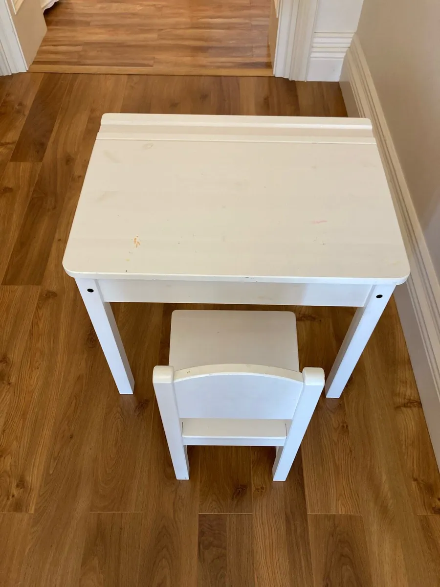 Childrens desk and Bookshelf - Image 3