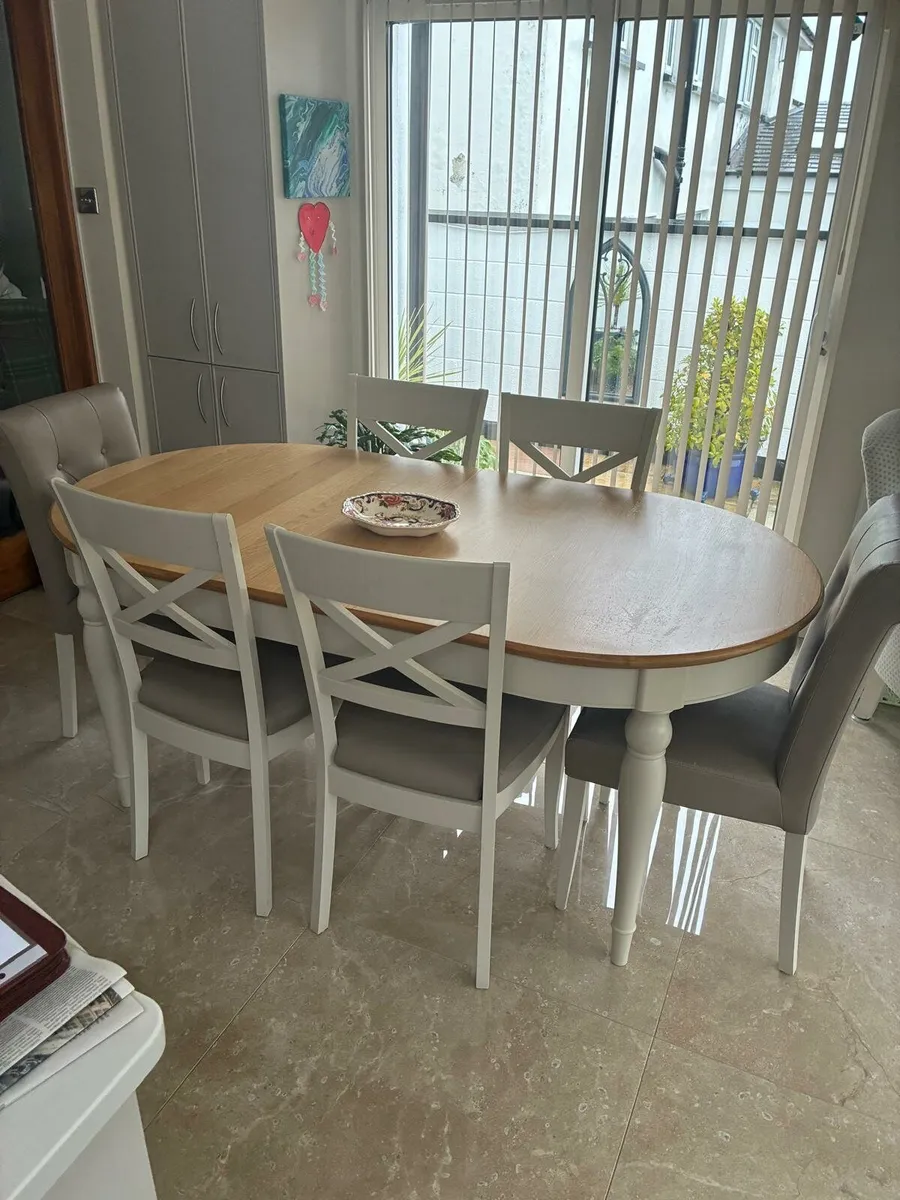 Kitchen table and chairs - Image 2