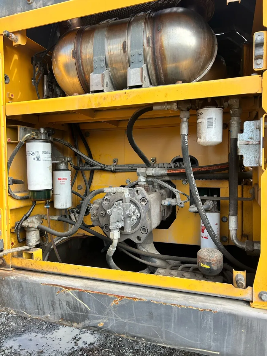 Volvo 250 - Image 3