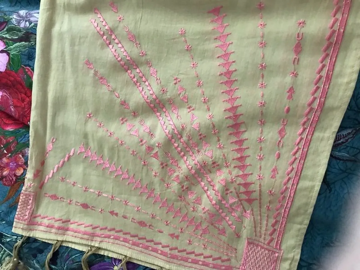 PRICE REDUCTION Rose-and-rose embroidered 100% cotton shawl. - Image 3