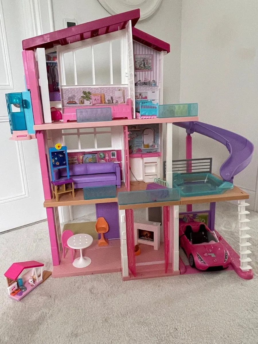Barbie House and Acceasories - Image 1