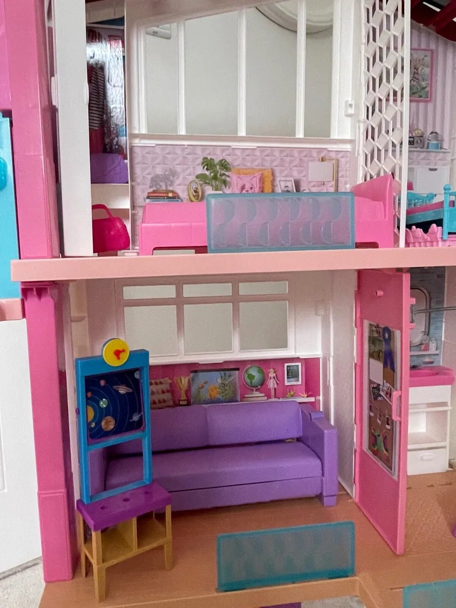Barbie House and Acceasories - Image 2