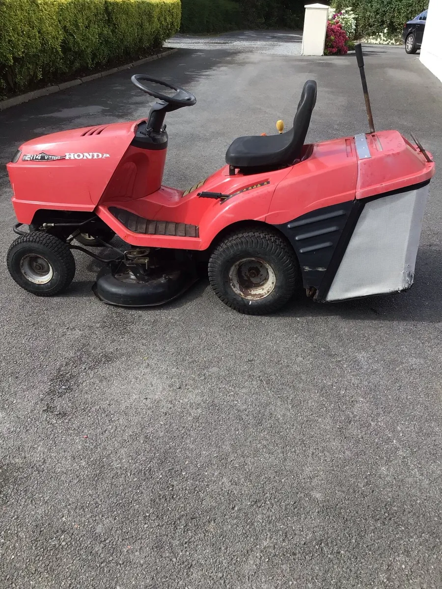 Ride on lawnmower - Image 1