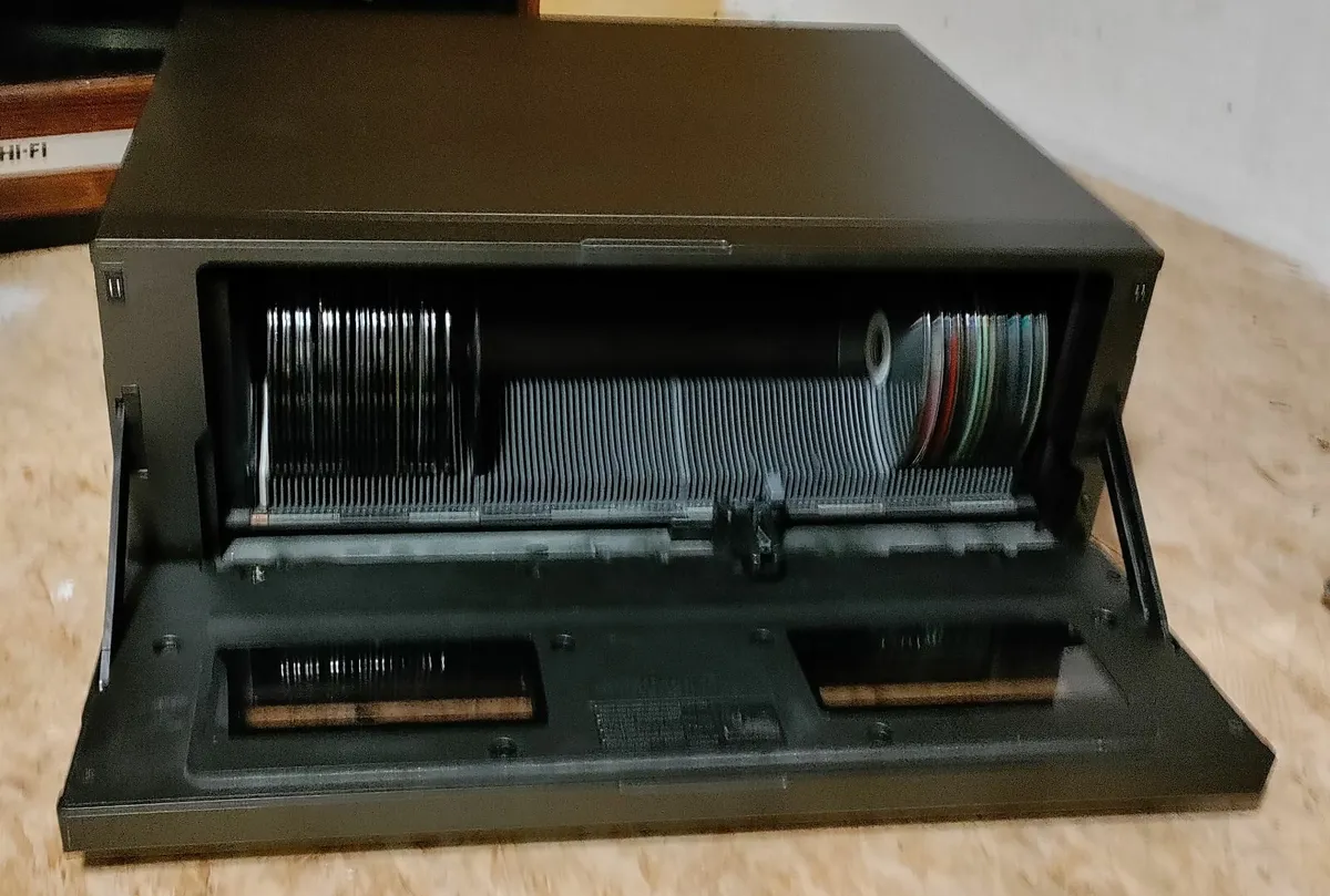 Technics SL-MC410 110 Disc CD Changer - Image 2