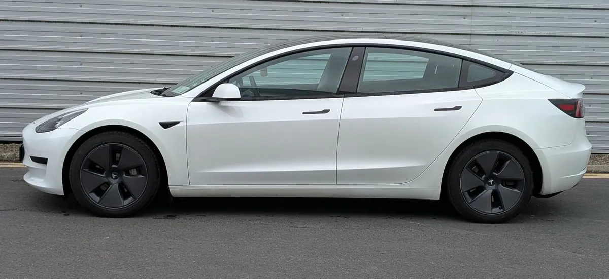 Tesla Model 3 2023 - Image 4