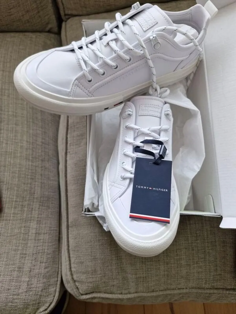 tommy hilfiger trainers/shoes US 41  UK7 - Image 2