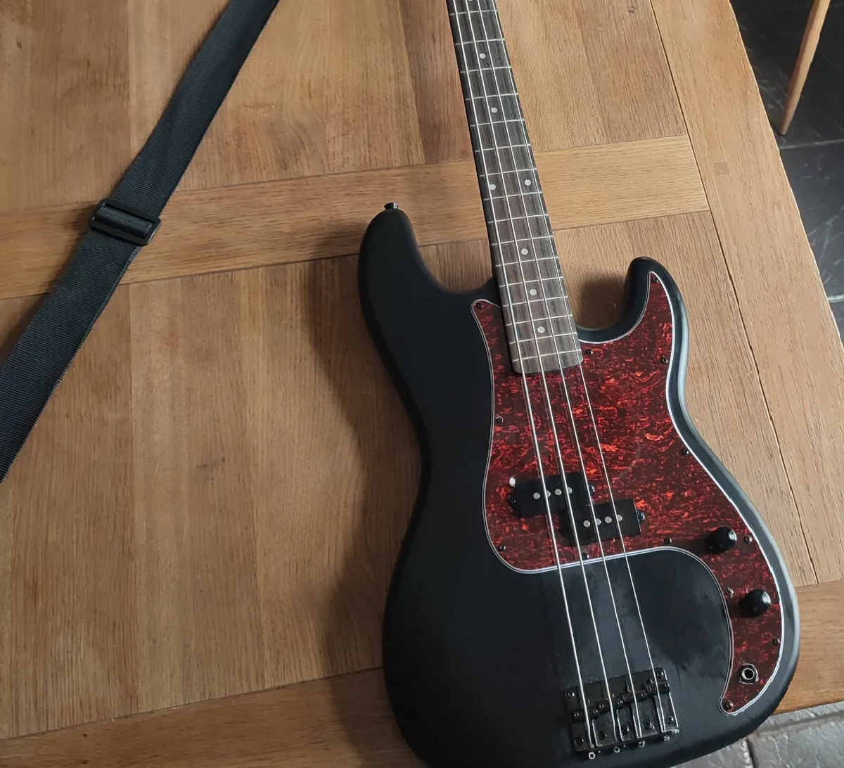 Bass guitar - Image 1