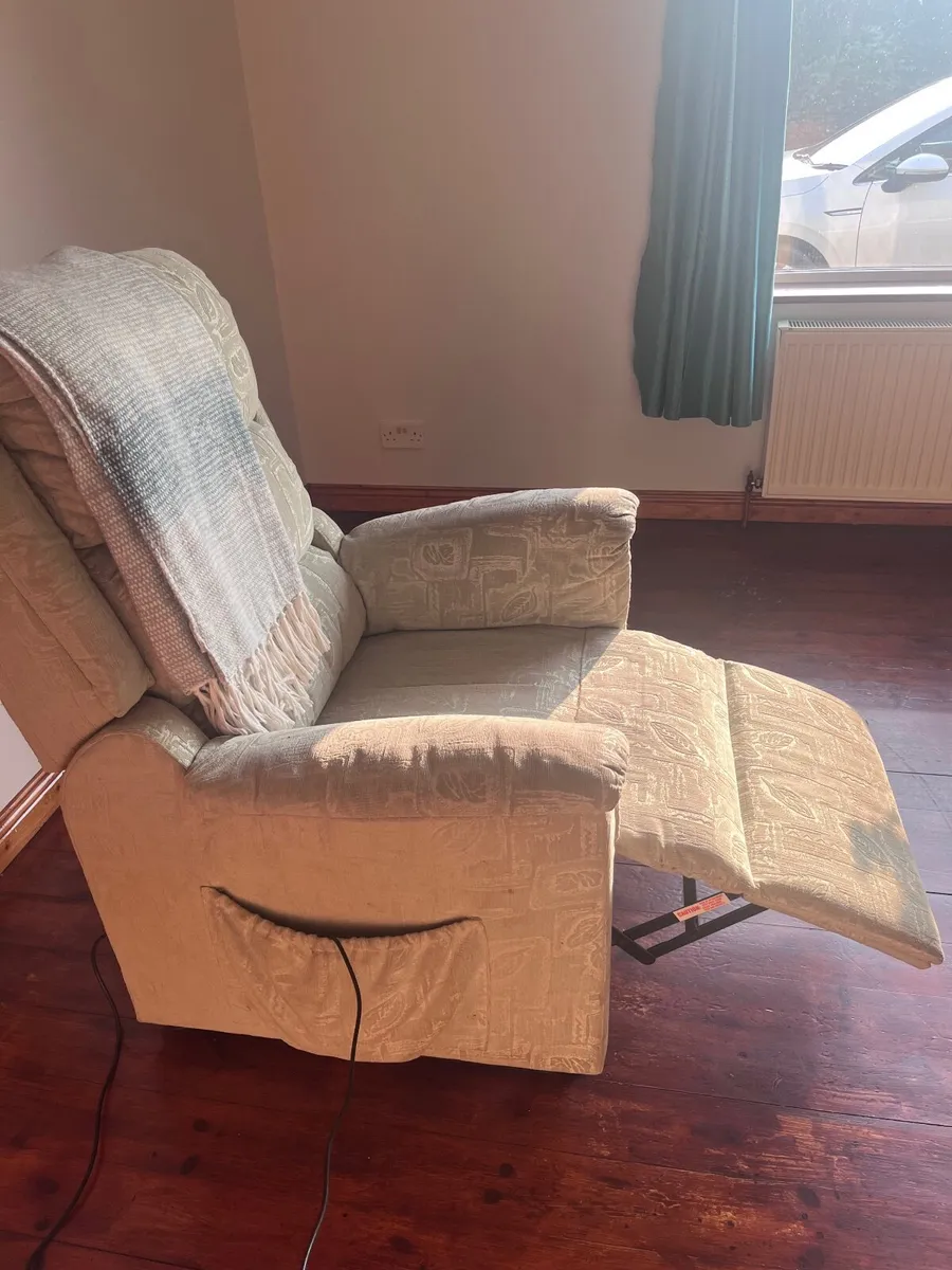 Dual motor lift and tilt recliner - Image 1
