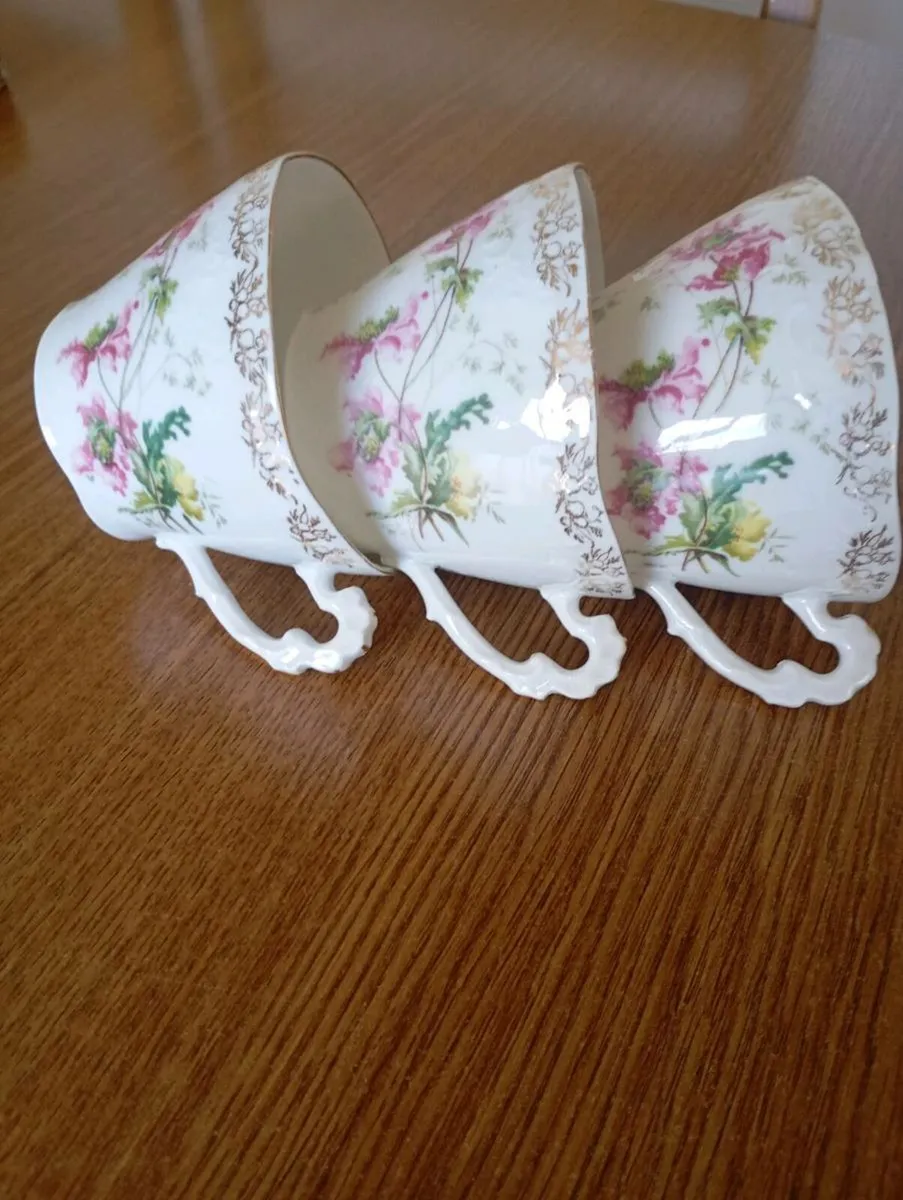 Selection of Cups/Saucers etc
