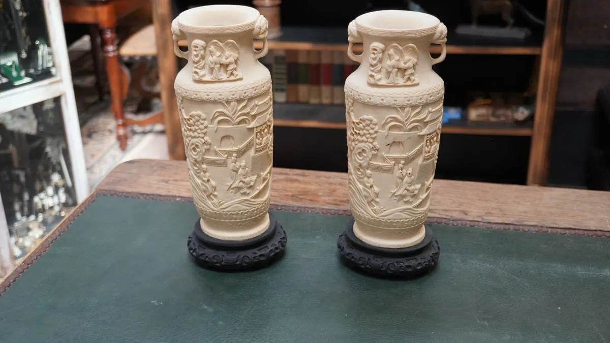 🇨🇳 Pair of Chinese-Style Alabaster Vases - Image 1