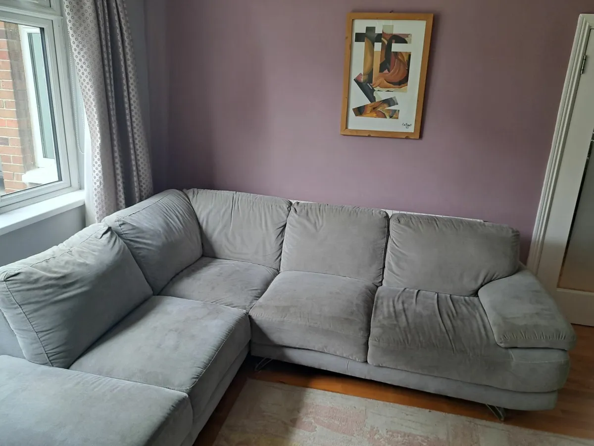 L-shaped couch - Image 1