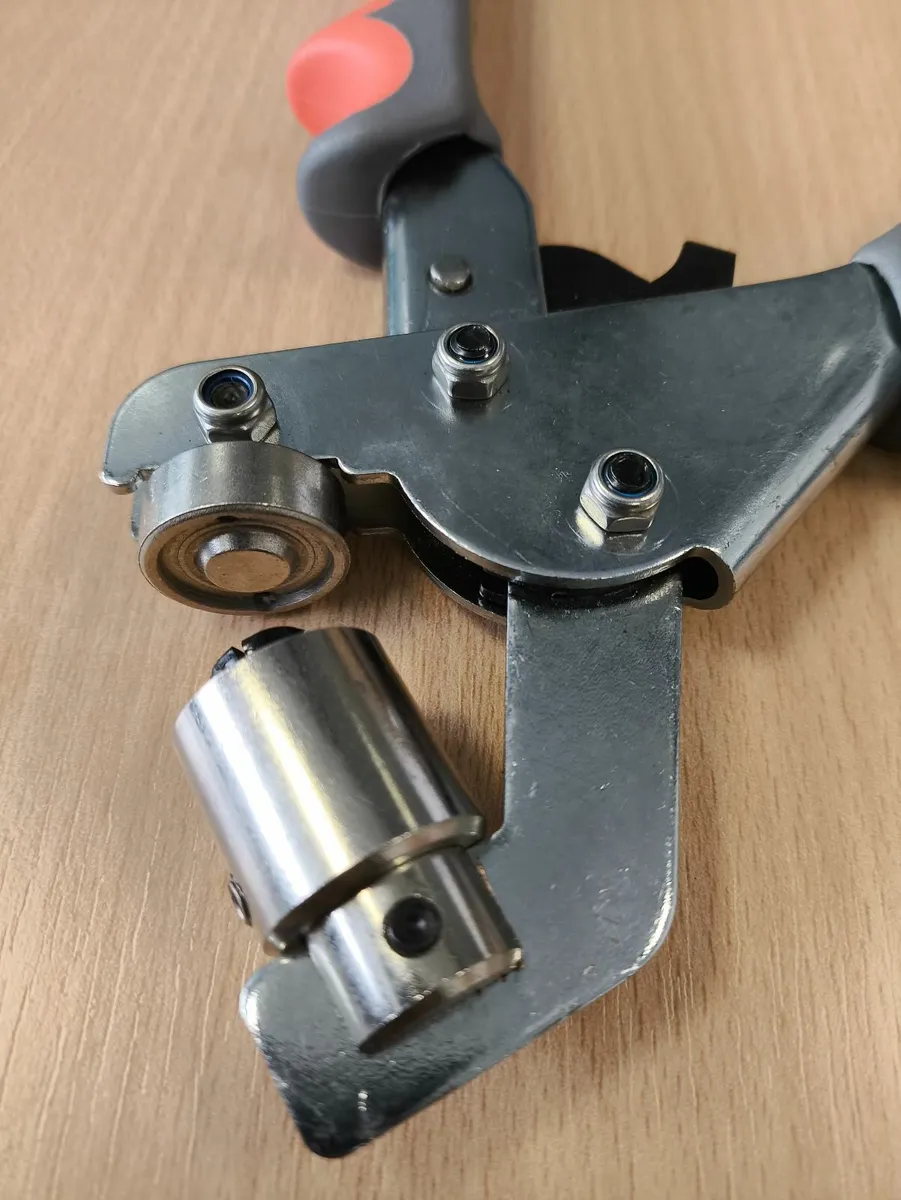 Grommet Eyelet Pliers - Image 1