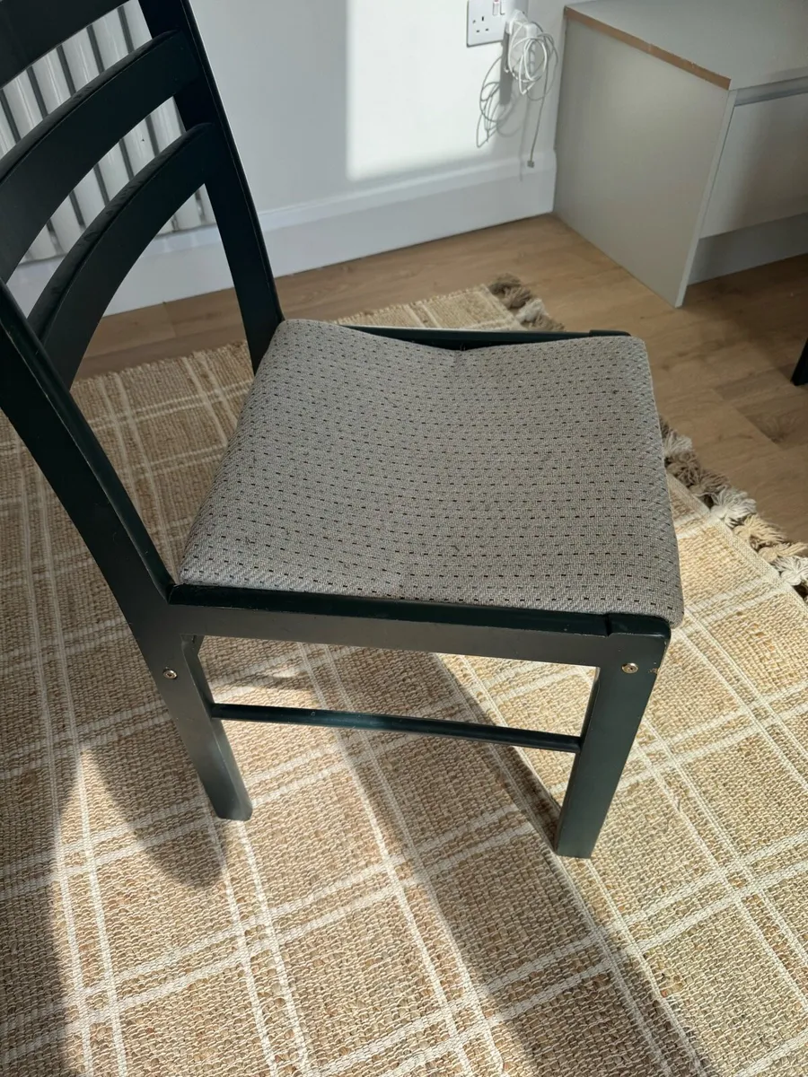 Table and Chairs - Image 4